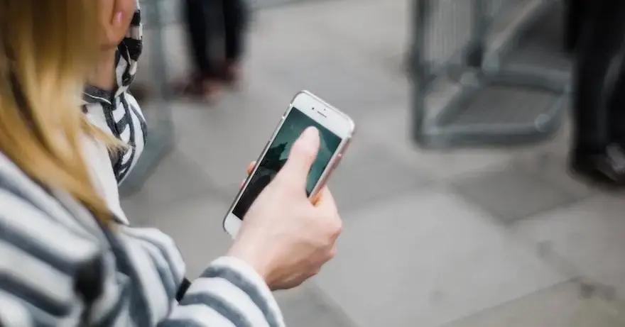 En person använder en smartphone