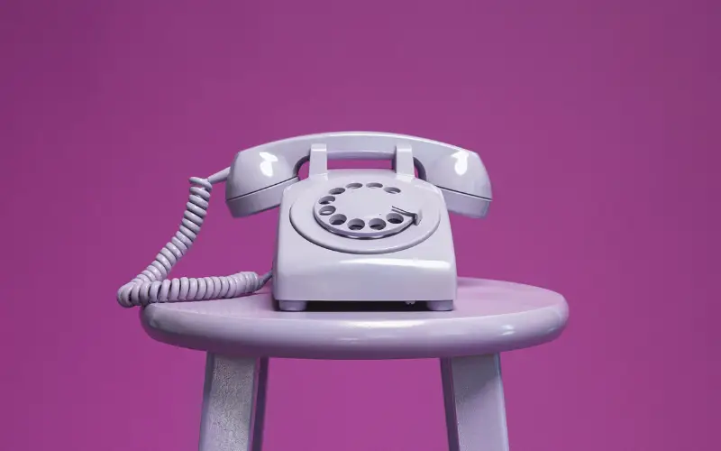 Klassisk telefon på en pall
